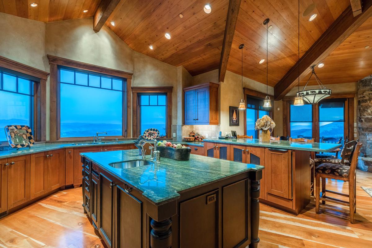 DRAMATIC JORDANELLE RESERVOIR AND DEER VALLEY VIEWS SKI INSKI OUT