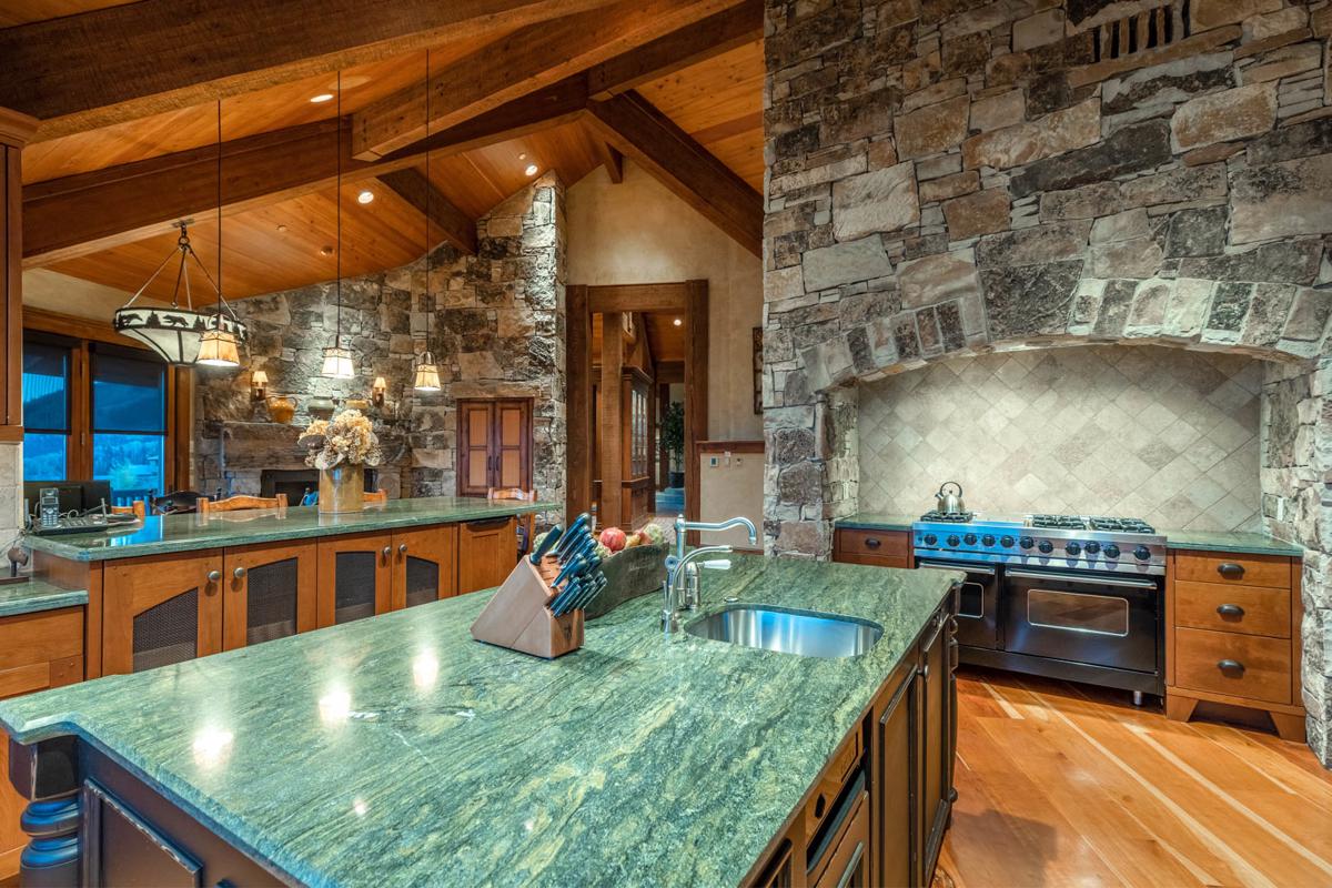 DRAMATIC JORDANELLE RESERVOIR AND DEER VALLEY VIEWS SKI INSKI OUT