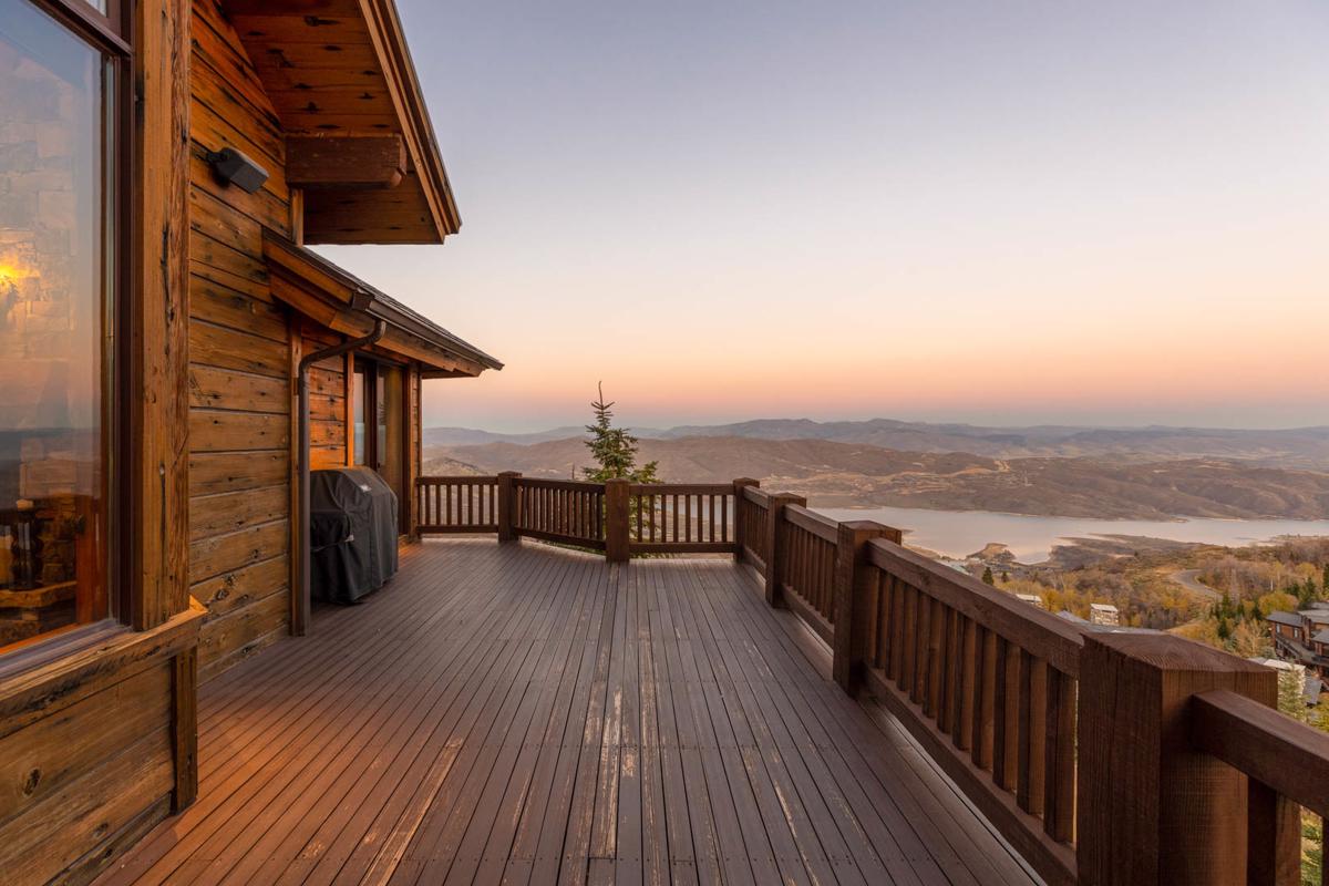 DRAMATIC JORDANELLE RESERVOIR AND DEER VALLEY VIEWS SKI INSKI OUT