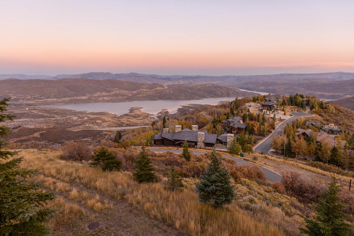 DRAMATIC JORDANELLE RESERVOIR AND DEER VALLEY VIEWS SKI INSKI OUT