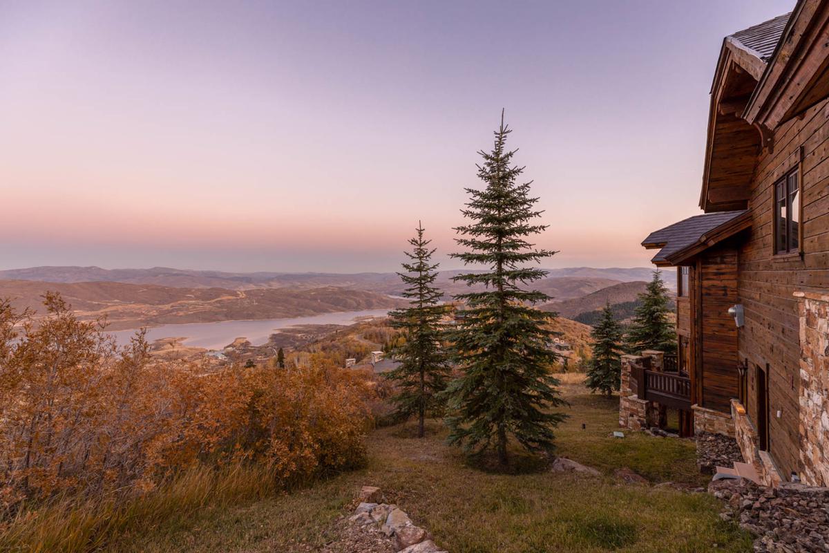 DRAMATIC JORDANELLE RESERVOIR AND DEER VALLEY VIEWS SKI INSKI OUT