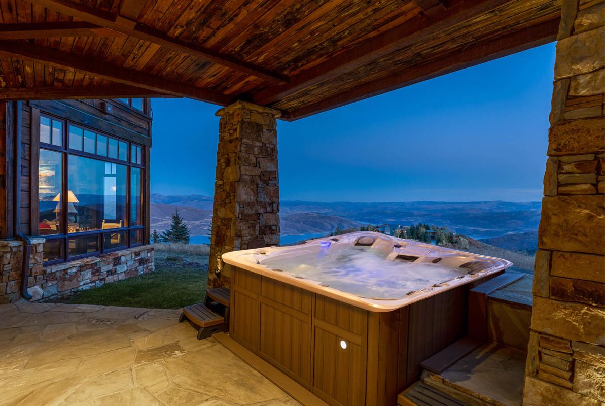 DRAMATIC JORDANELLE RESERVOIR AND DEER VALLEY VIEWS SKI INSKI OUT