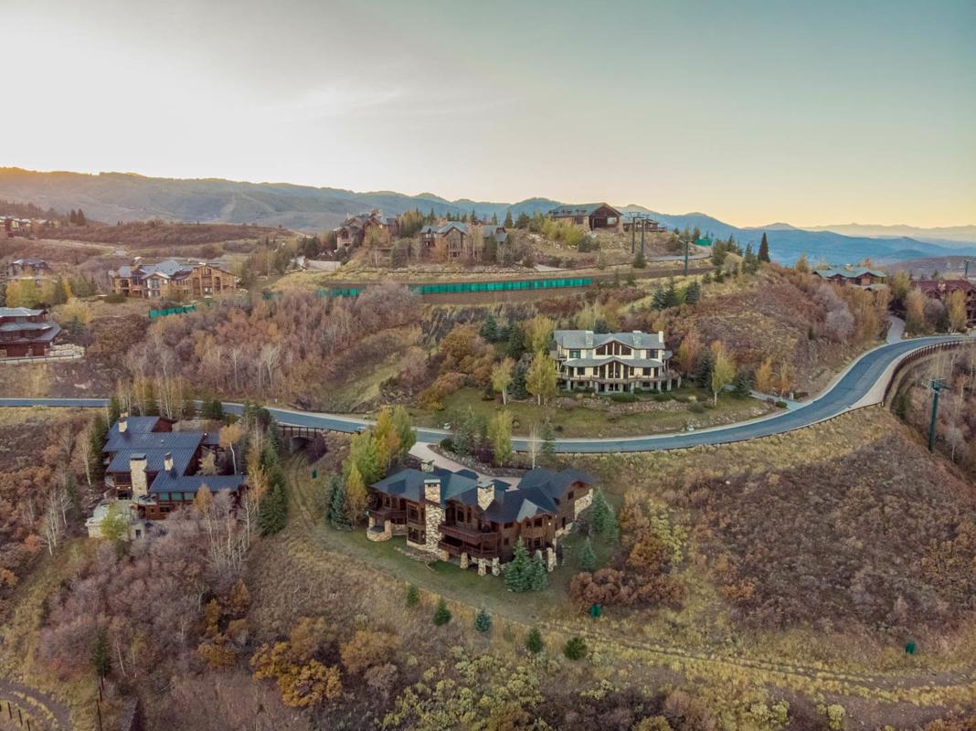 DRAMATIC JORDANELLE RESERVOIR AND DEER VALLEY VIEWS SKI INSKI OUT