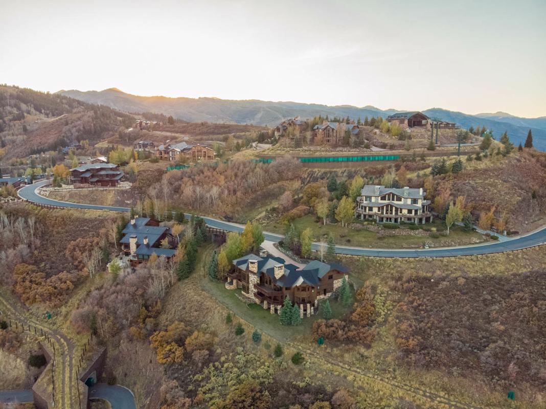 DRAMATIC JORDANELLE RESERVOIR AND DEER VALLEY VIEWS SKI INSKI OUT