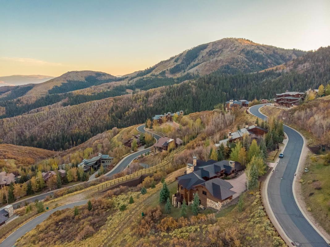 DRAMATIC JORDANELLE RESERVOIR AND DEER VALLEY VIEWS SKI INSKI OUT