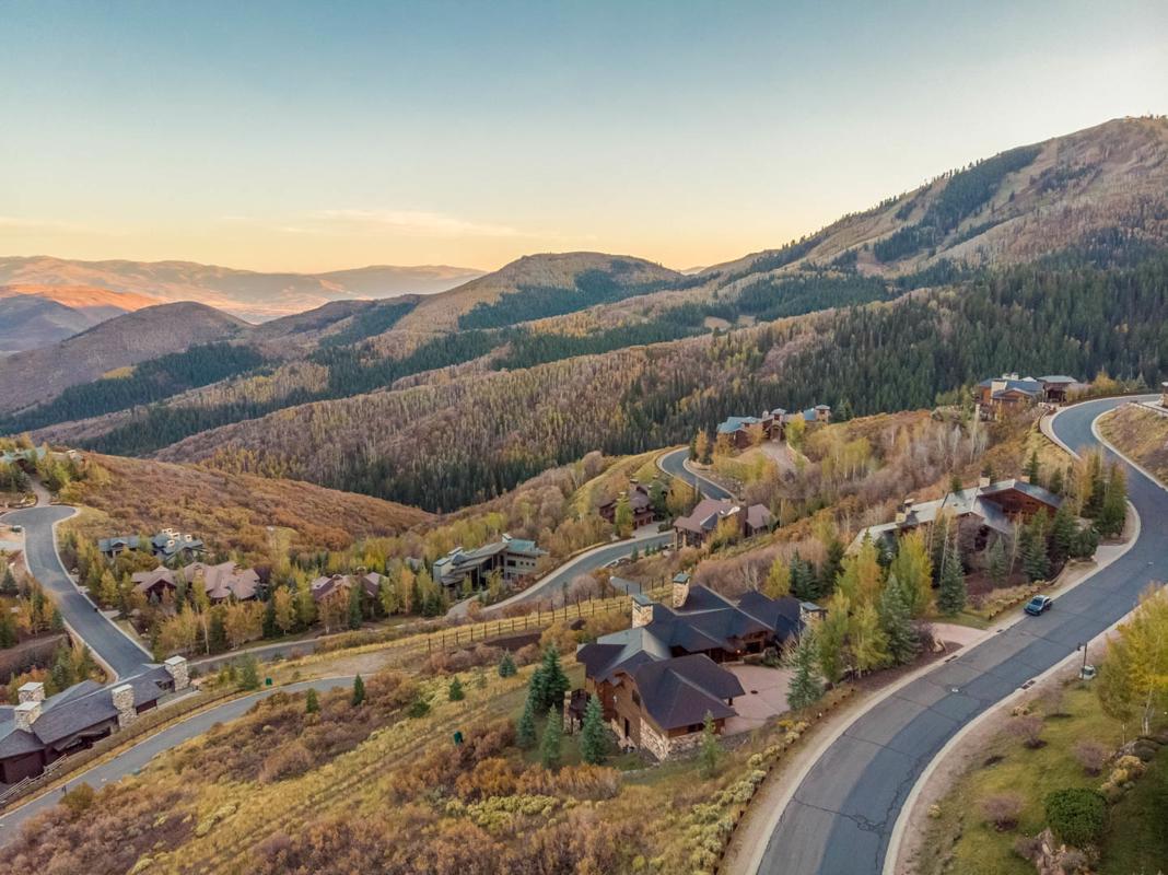 DRAMATIC JORDANELLE RESERVOIR AND DEER VALLEY VIEWS SKI INSKI OUT