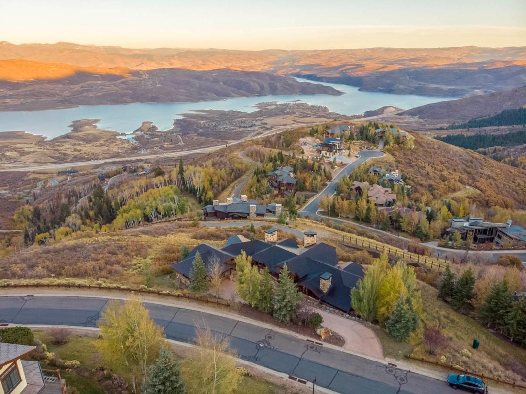 DRAMATIC JORDANELLE RESERVOIR AND DEER VALLEY VIEWS SKI INSKI OUT