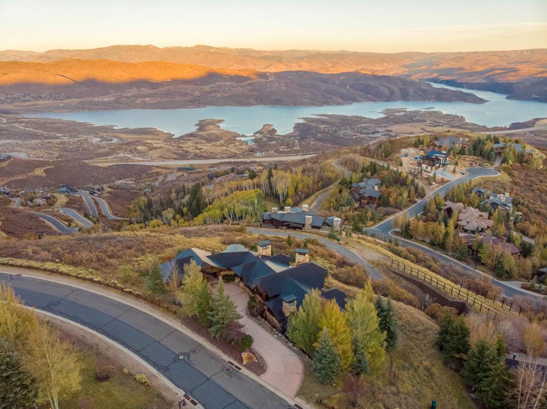 DRAMATIC JORDANELLE RESERVOIR AND DEER VALLEY VIEWS SKI INSKI OUT