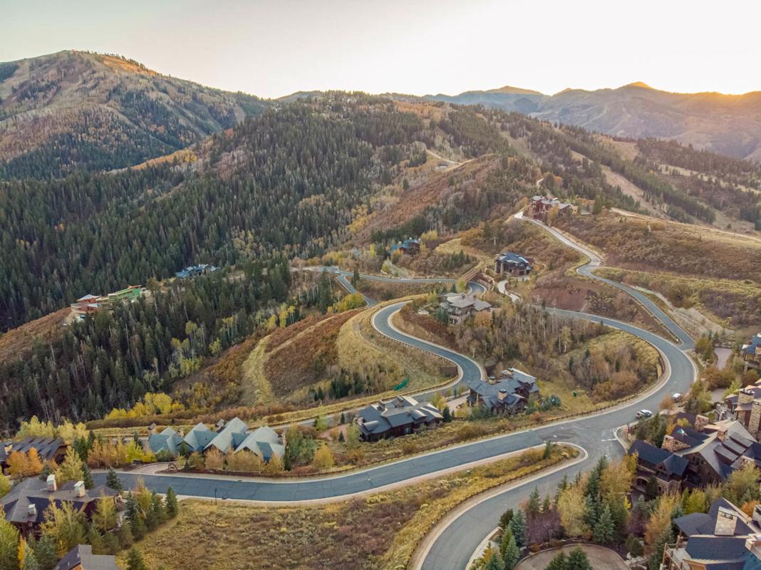 DRAMATIC JORDANELLE RESERVOIR AND DEER VALLEY VIEWS SKI INSKI OUT