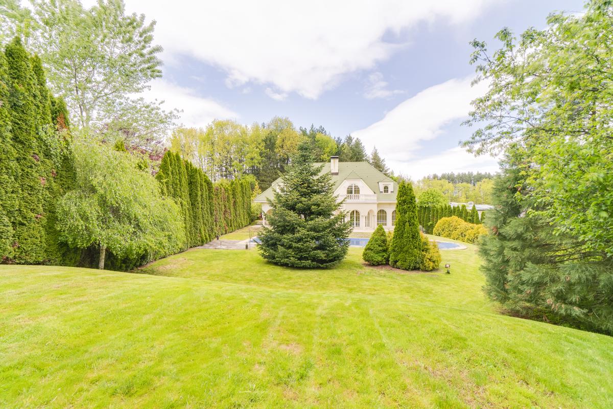 LOVELY HOUSE WITH A LARGE GARDEN IN A PRESTIGIOUS GATED COMPLEX