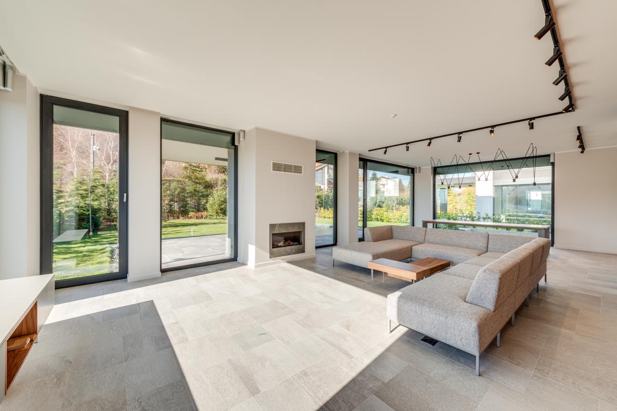 MODERN HOUSE IN A GATED COMLEX