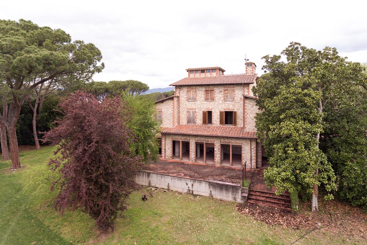 Mansions in 托斯卡纳的美丽历史别墅，带公园出售