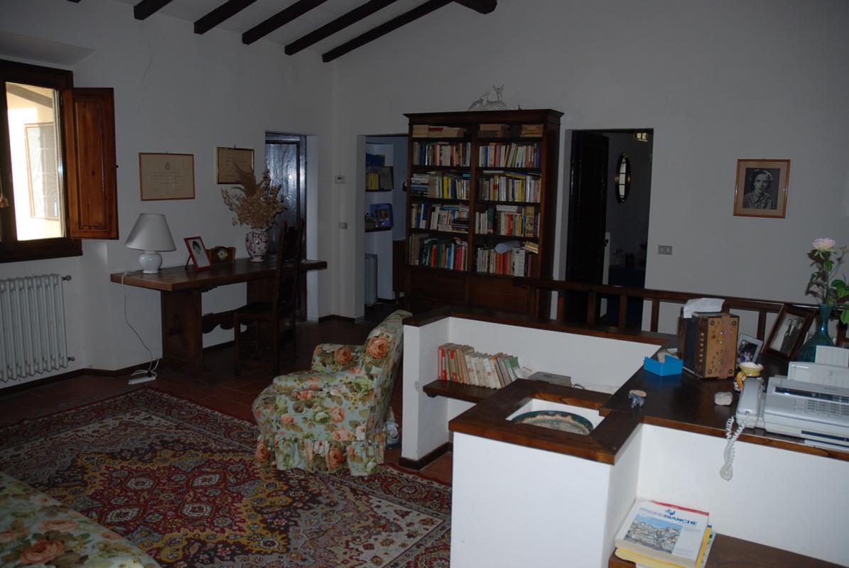 位于菲索莱山上全景的农舍 luxury real estate