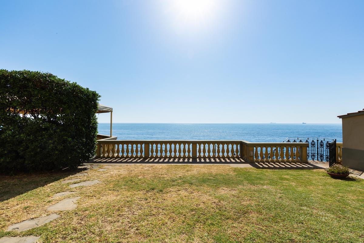 Luxury real estate 利沃诺 — 托斯卡纳海边的美丽别墅