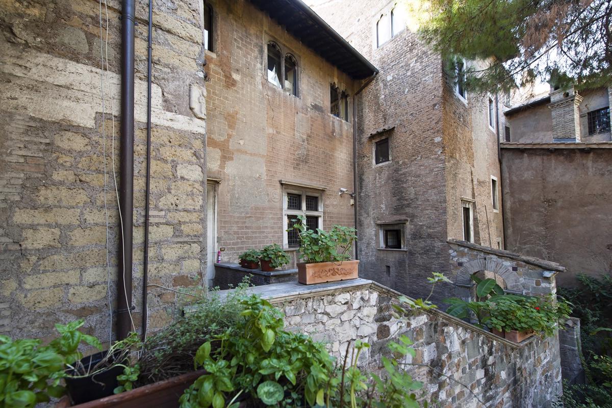 PRESTIGIOSO PALAZZO STORICO A TRASTEVERE ROMA Italy Luxury Homes