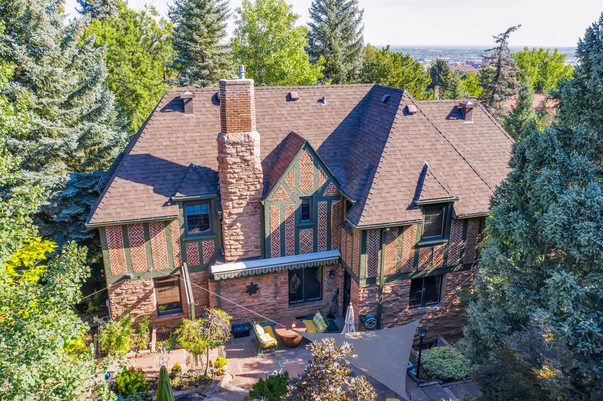 TUDOR RESIDENCE NEAR CHAUTAUQUA PARK