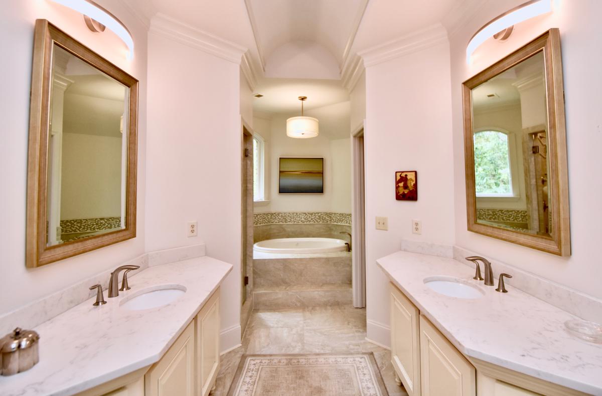 Luxury real estate 英俊独特的定制住宅