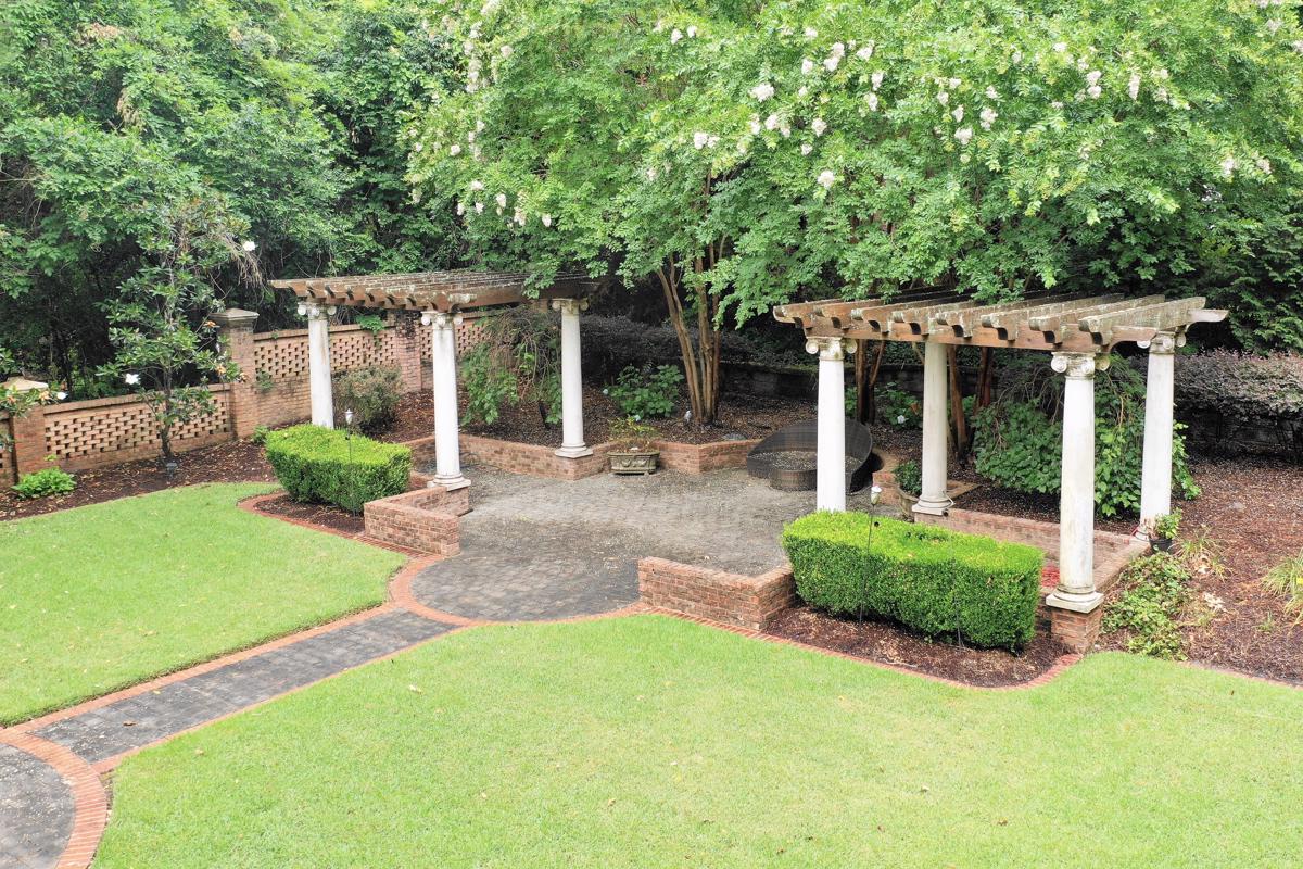 Luxury real estate 英俊独特的定制住宅