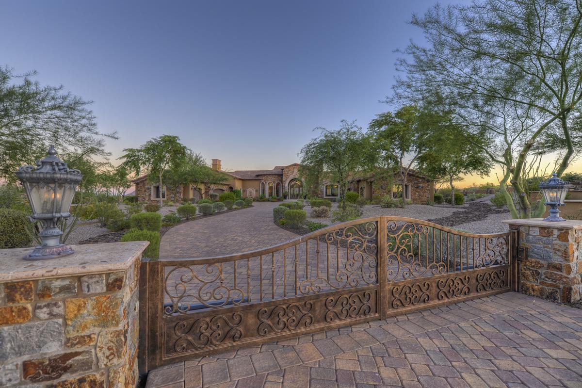 NORTH SCOTTSDALE ESTATE WITH PRIVACY AND MOUNTAIN VIEWS Arizona
