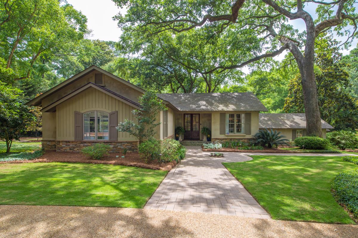 GATED RETREAT IN THE HEART OF OLDE TOWNE DAPHNE Alabama Luxury Homes