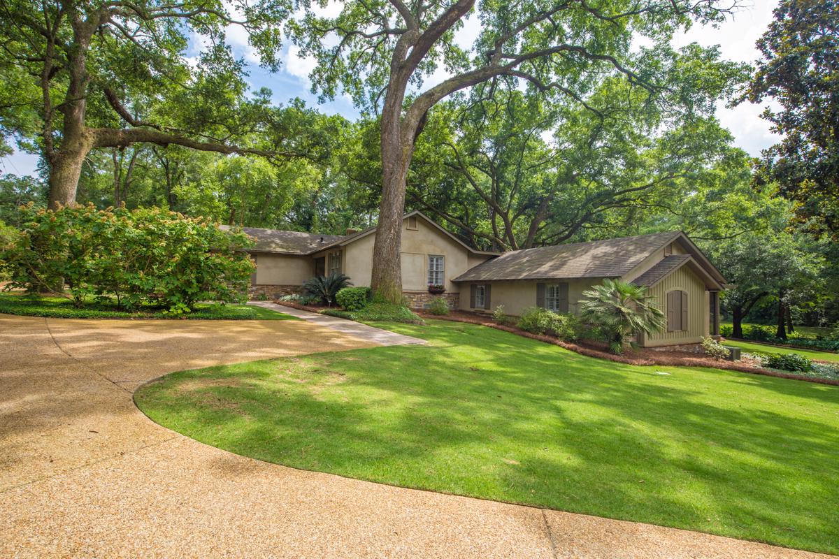 GATED RETREAT IN THE HEART OF OLDE TOWNE DAPHNE Alabama Luxury Homes Mansions For Sale