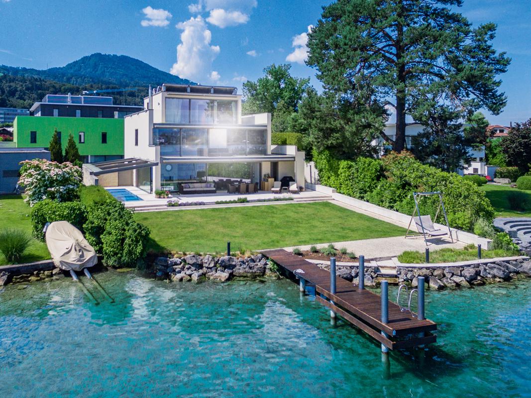 BEAUTIFUL VILLA WITH LAKEFRONT