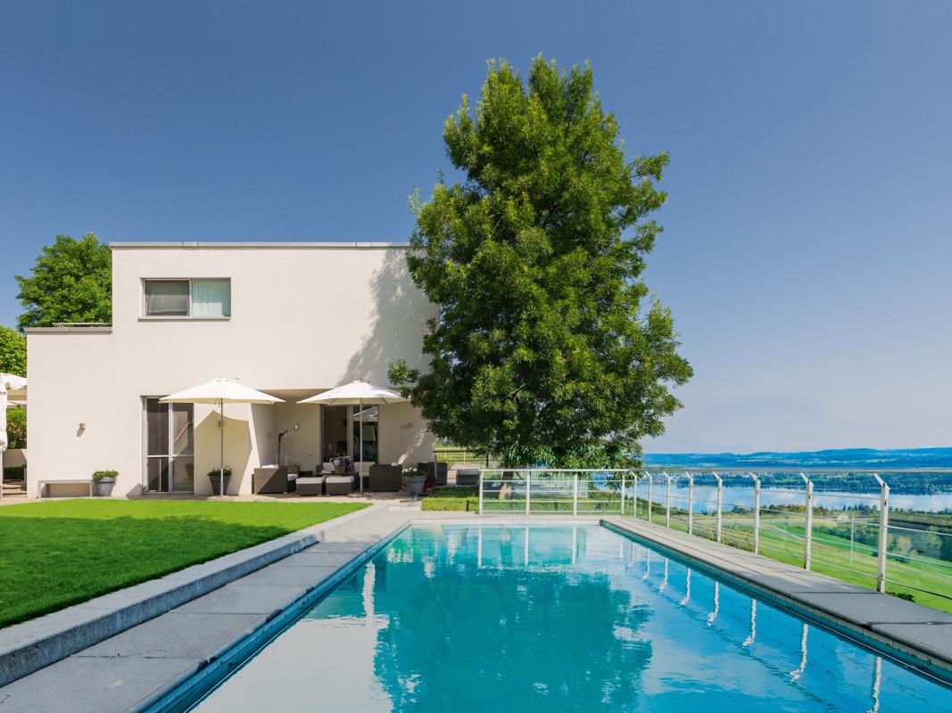 ELEGANT AND SPACIOUS LUXURY VILLA