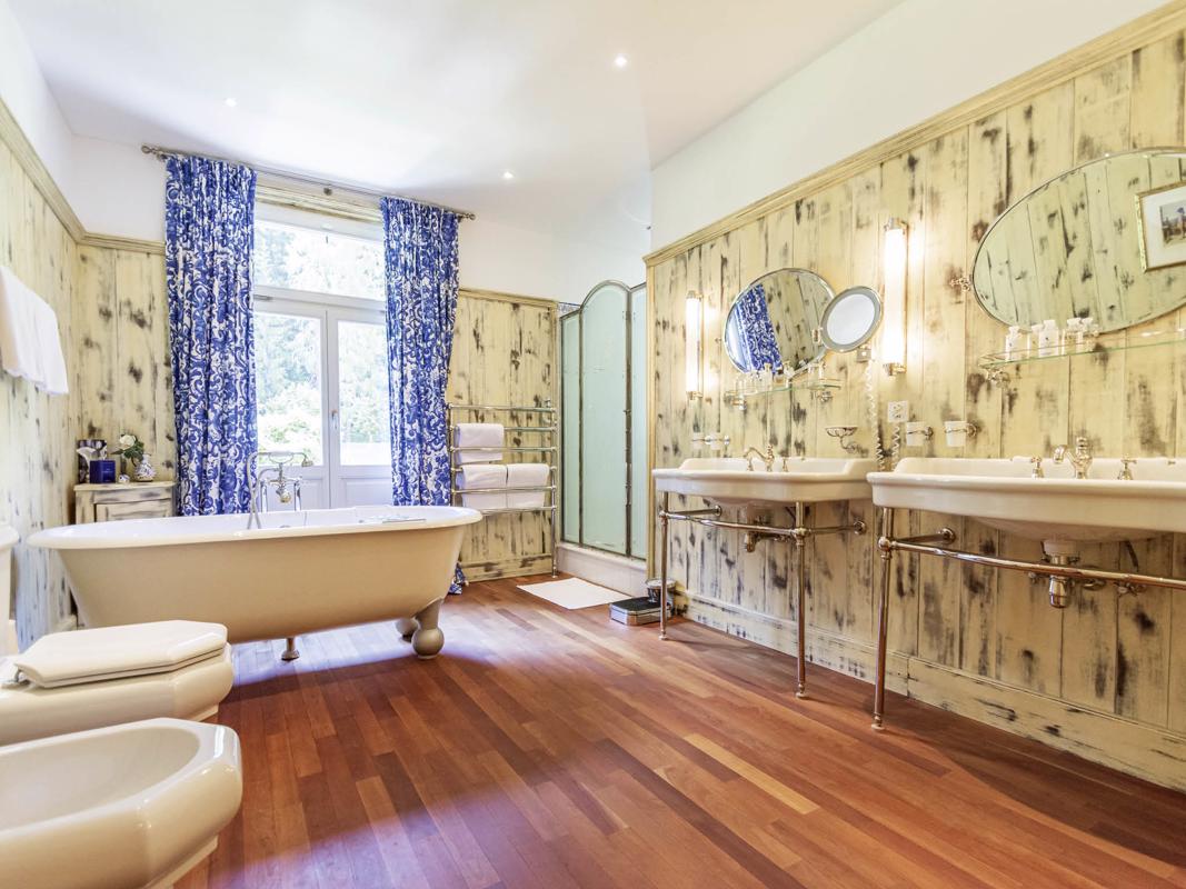 Elegant renovated villa from the Belle epoque surrounded by a large park mansions