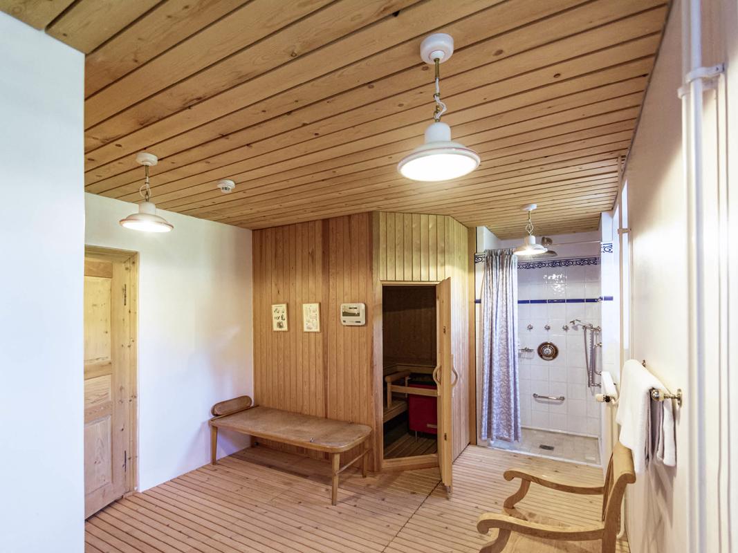 Luxury real estate Elegant renovated villa from the Belle epoque surrounded by a large park