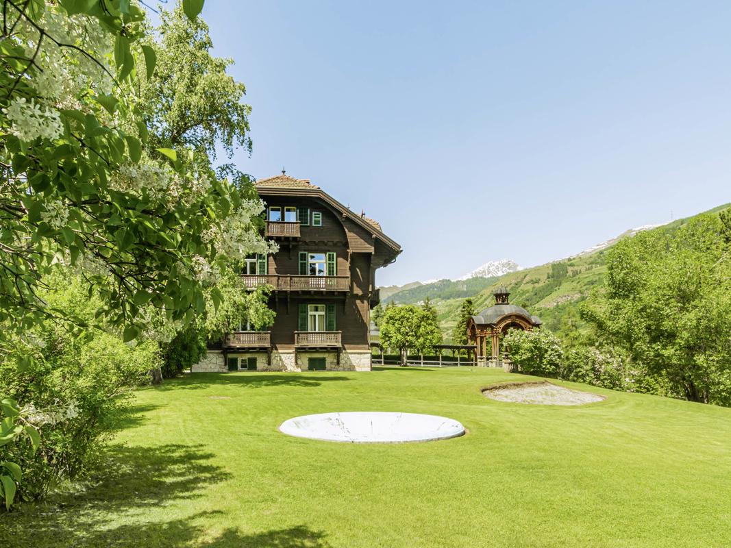 Elegant renovated villa from the Belle epoque surrounded by a large park mansions