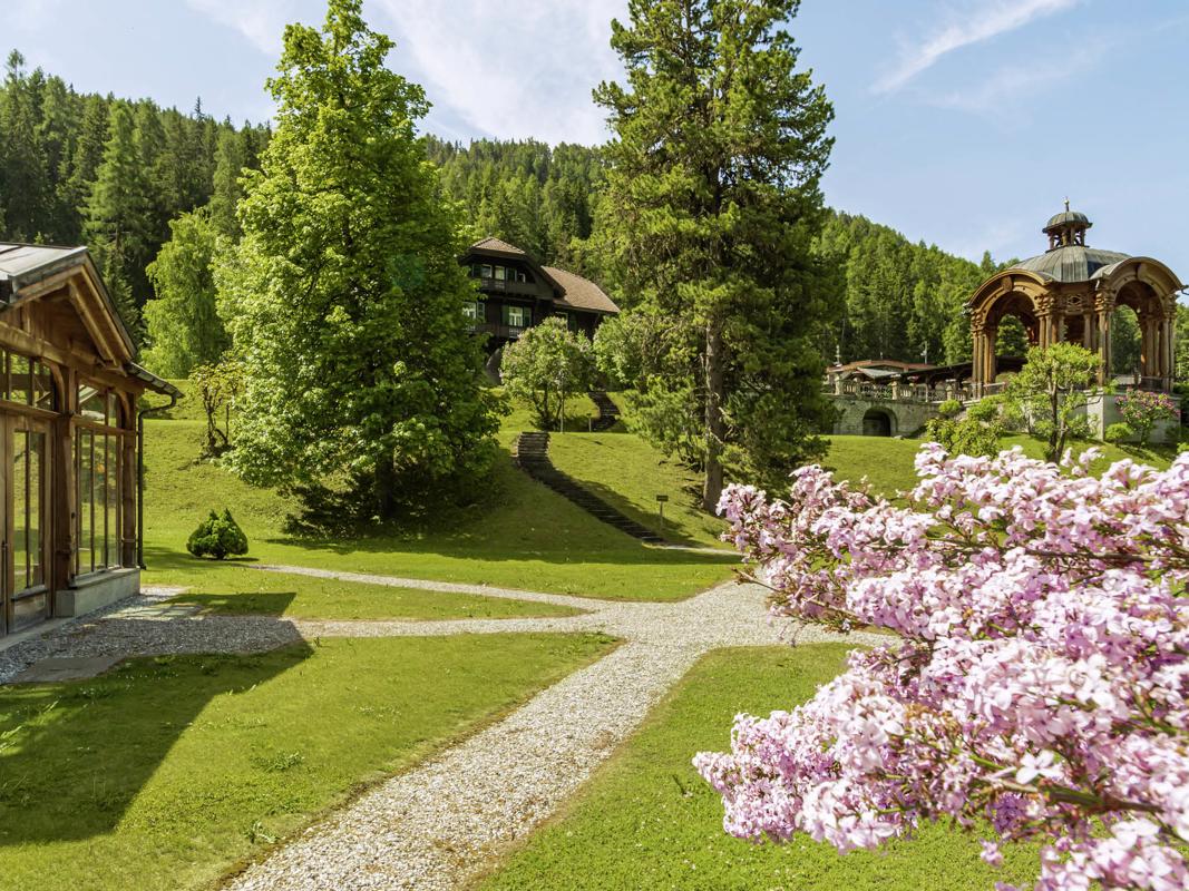 Luxury homes Elegant renovated villa from the Belle epoque surrounded by a large park