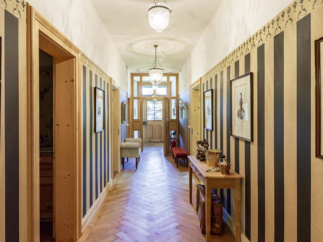 Luxury real estate Elegant renovated villa from the Belle epoque surrounded by a large park