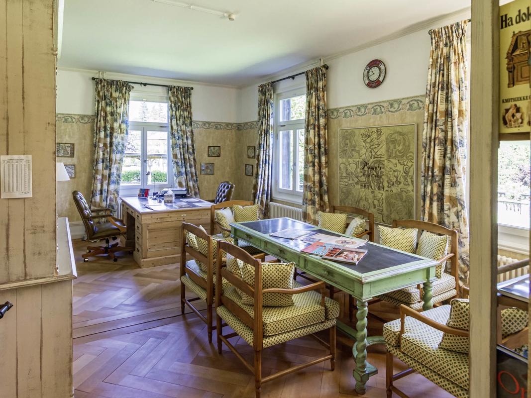 Luxury properties Elegant renovated villa from the Belle epoque surrounded by a large park