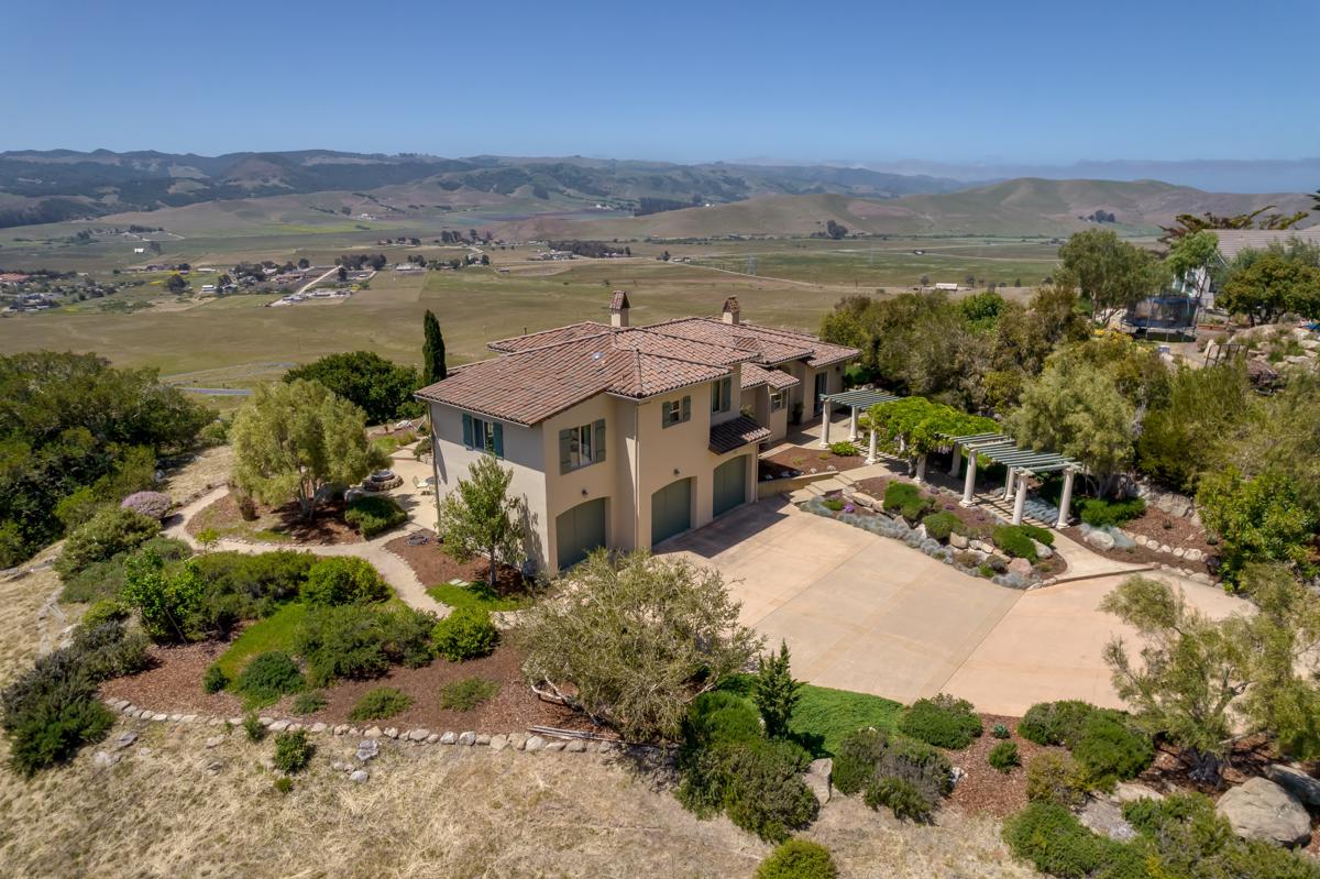 BREATHTAKINGLY BEAUTIFUL CUSTOM HOME