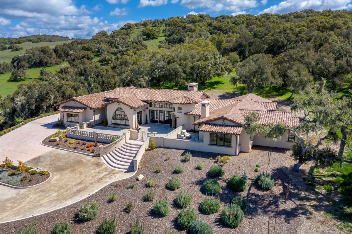 SOPHISTICATED WINE COUNTRY LIVING