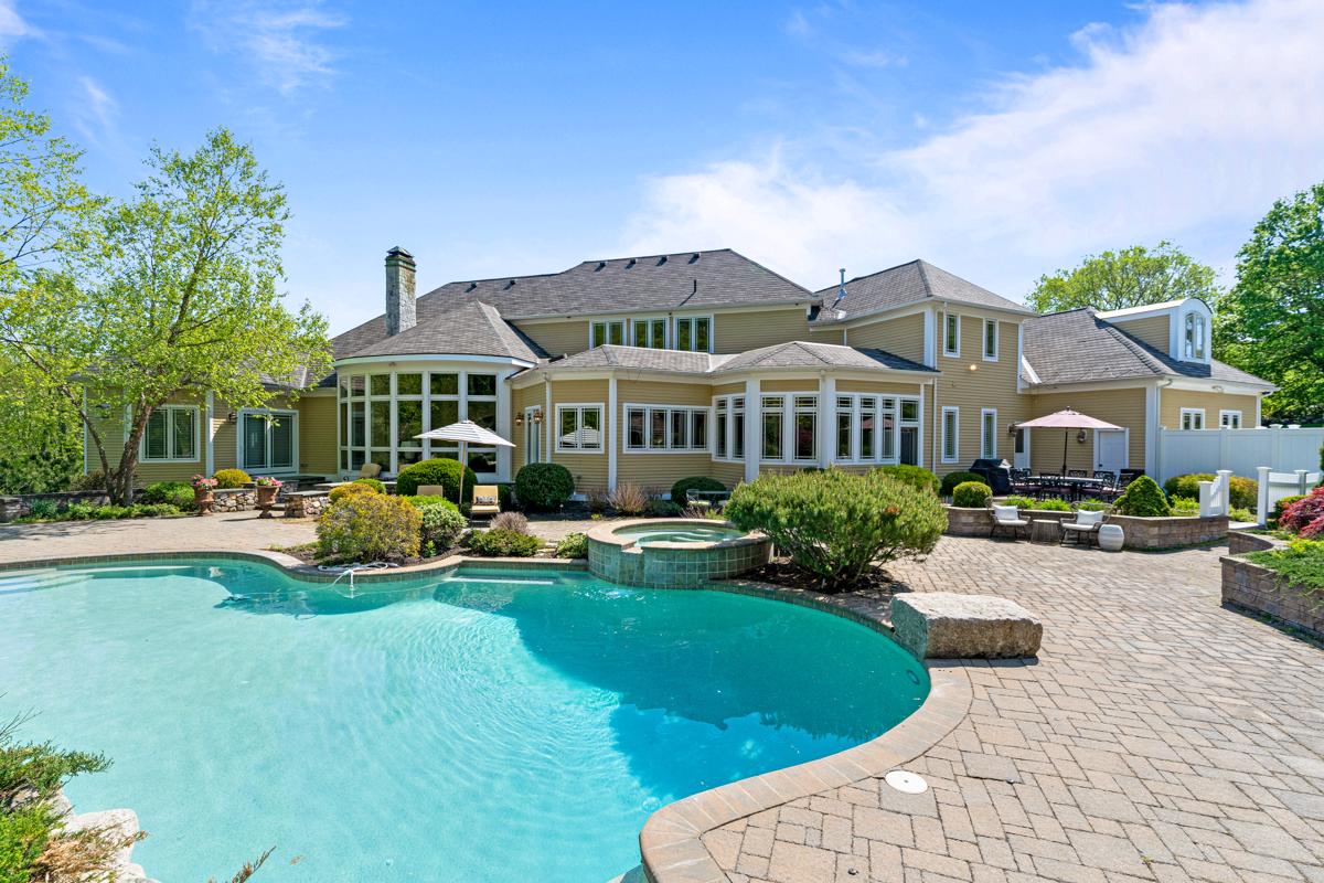 ELEGANT MANSION ON 16 ACRES