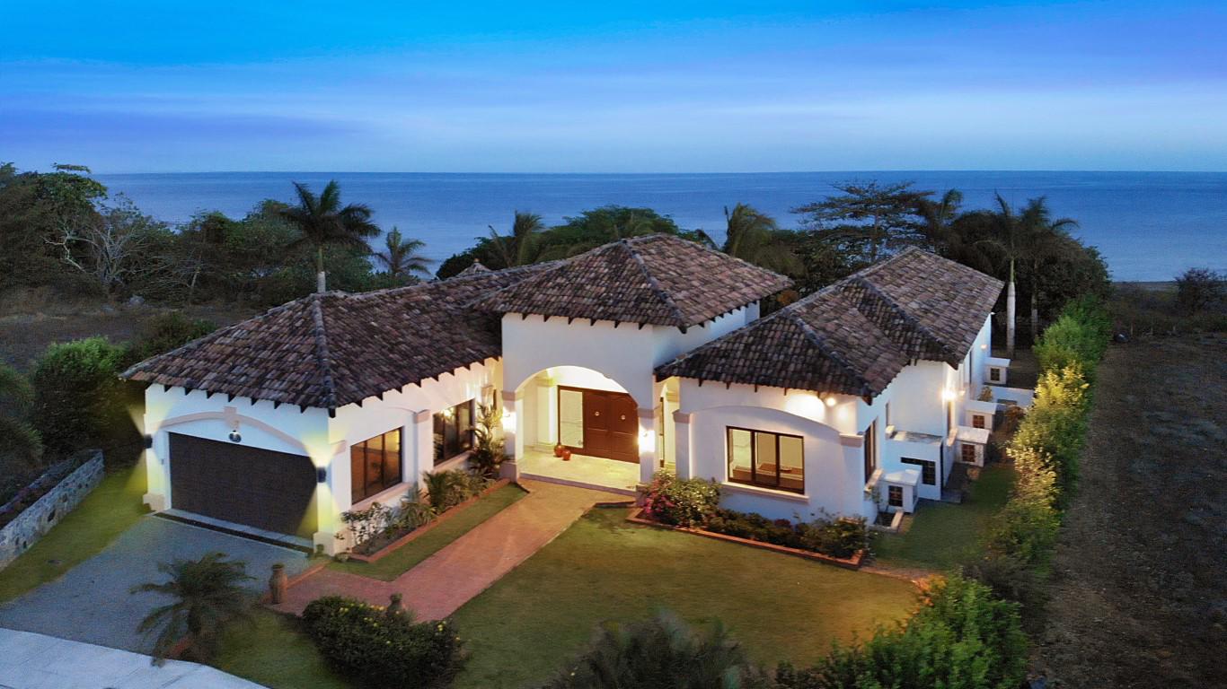 ELEGANT AND PRIVATE BEACHFRONT PANAMA ESTATE Panama Luxury Homes