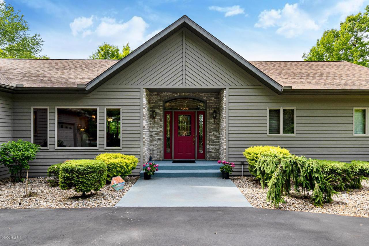 CONTEMPORARY RANCH WITH WATER FRONTAGE Michigan Luxury Homes