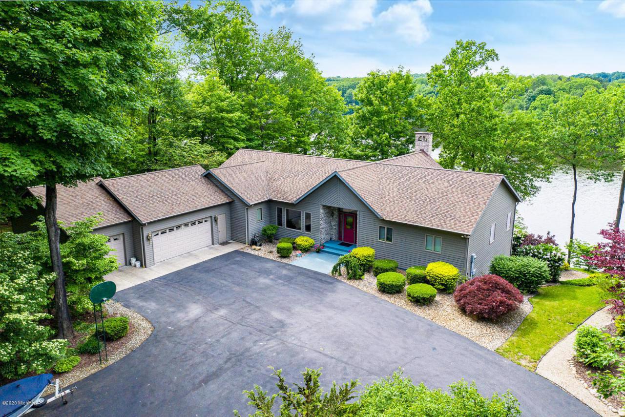 CONTEMPORARY RANCH WITH WATER FRONTAGE Michigan Luxury Homes