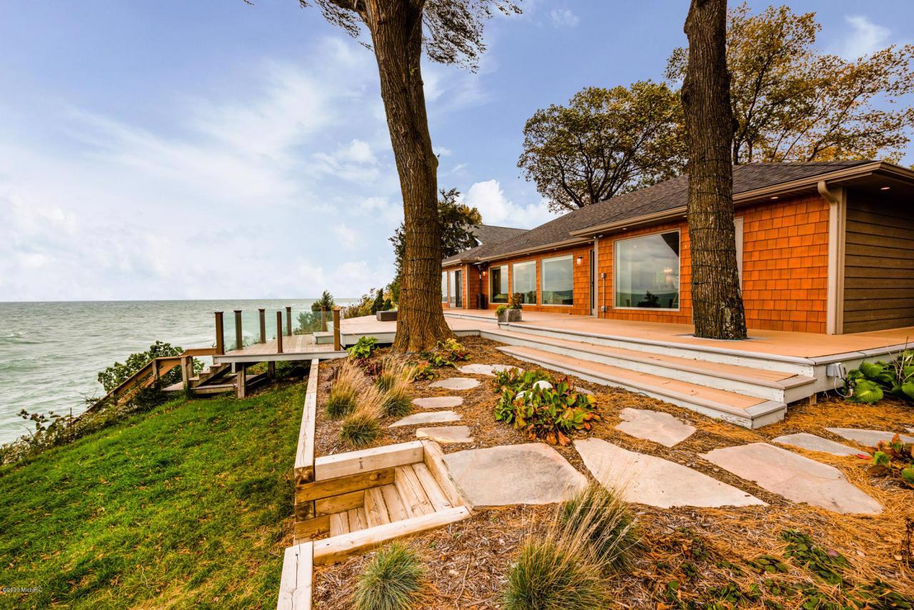 LUXURY LAKE HOME WITH 90FT OF PRIVATE WATERFRONT Michigan Luxury