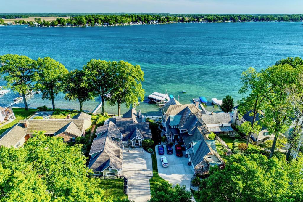 CUSTOM BUILT HOME ON DIAMOND LAKE Michigan Luxury Homes Mansions