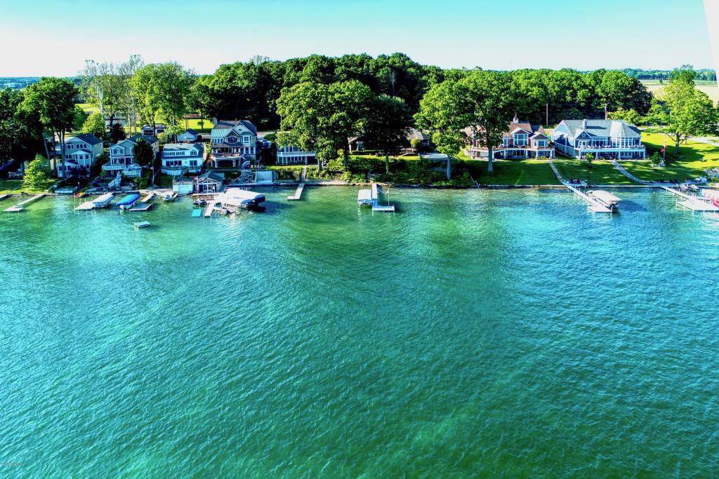 CUSTOM BUILT HOME ON DIAMOND LAKE Michigan Luxury Homes Mansions