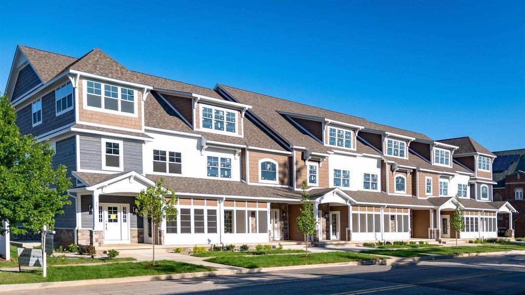 EXQUISITE LUXURY TOWNHOME NEAR THE GOLDEN DOME Indiana Luxury Homes