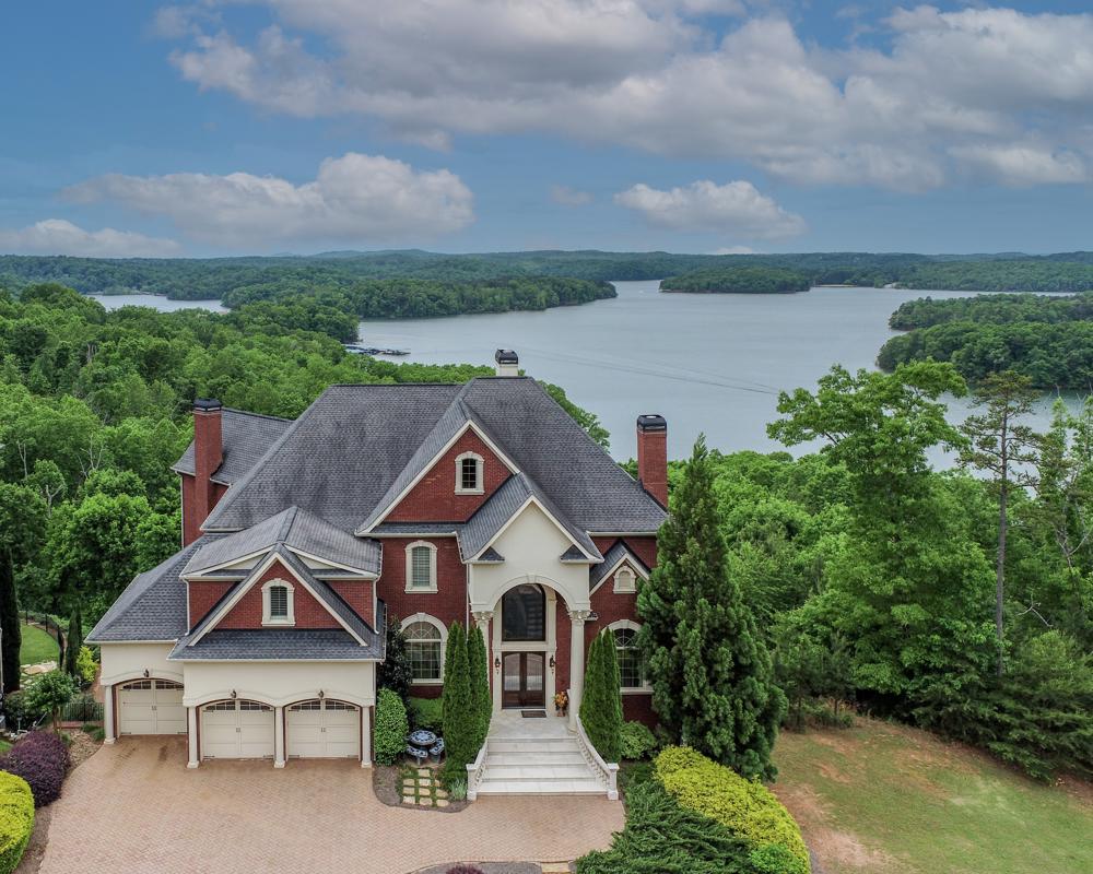 UPSCALE LAKE LIVING AT ITS FINEST