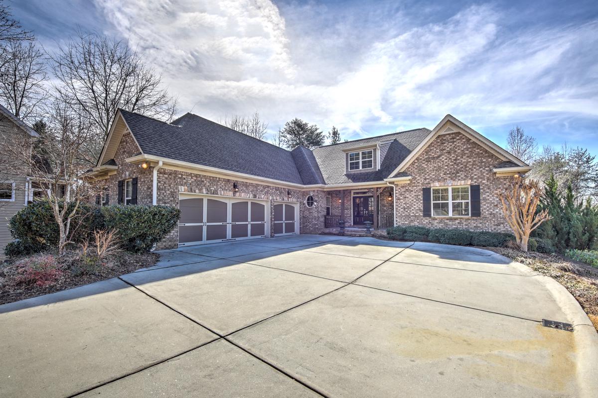 FLAGSHIP DRIVE ON LAKE LANIER Luxury Homes Mansions For