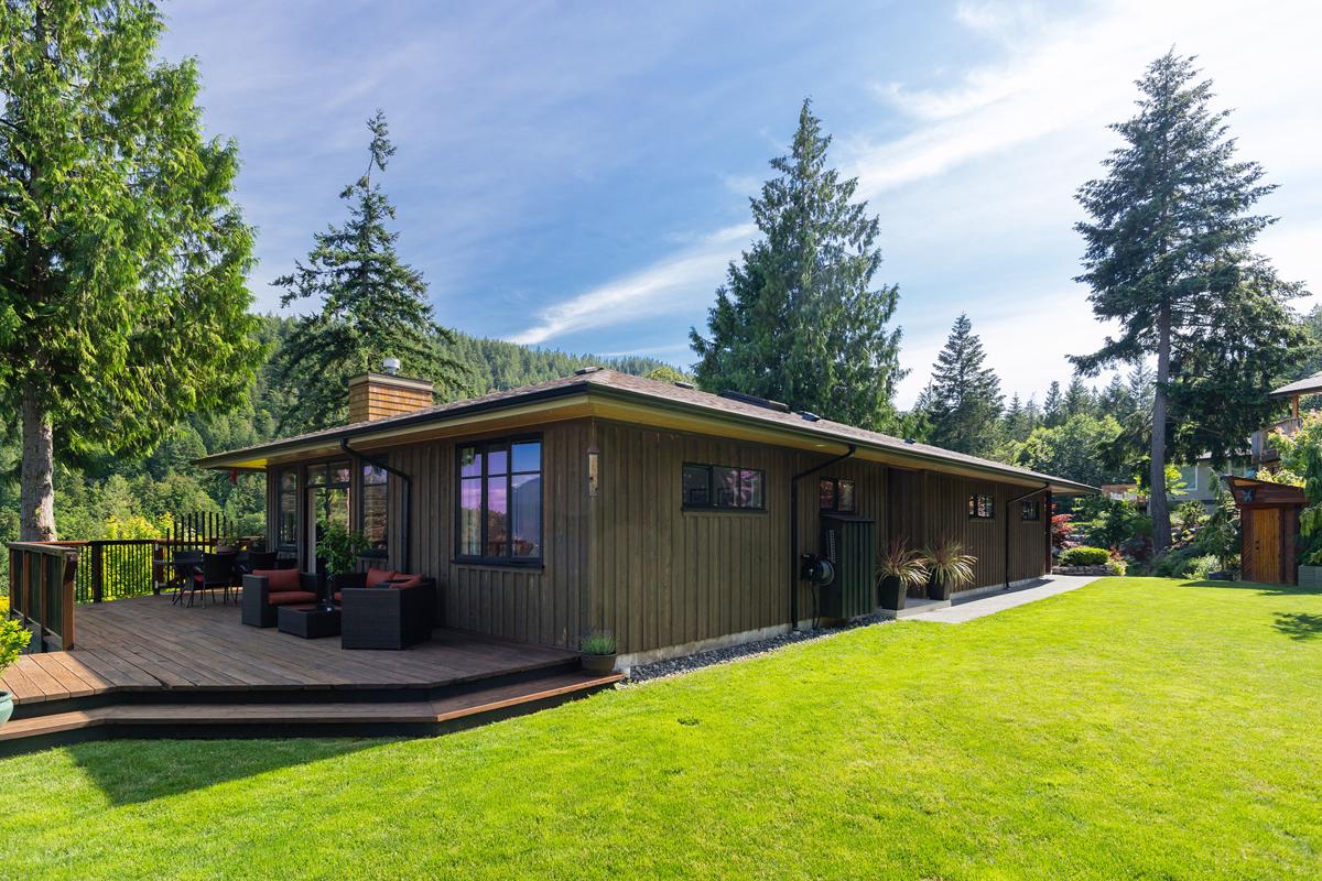 IMPECCABLE BOWEN ISLAND HOME British Columbia Luxury Homes Mansions