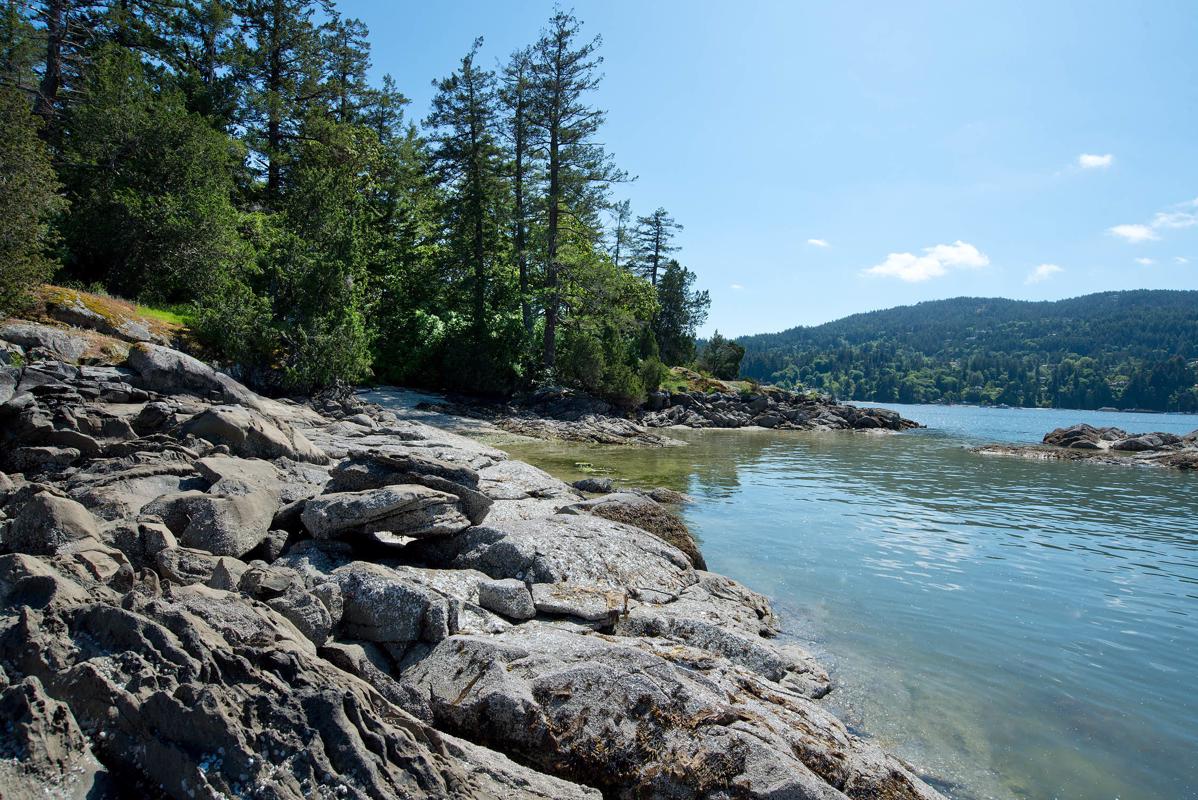 AN ISLAND IN THE HEART OF THE CANADIAN GULF ISLANDS British Columbia