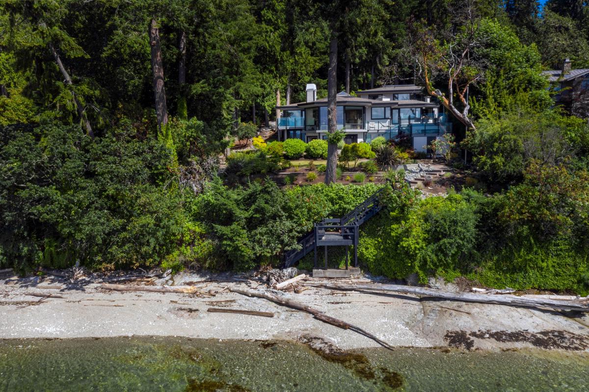 SPECTACULAR WATERFRONT HOME