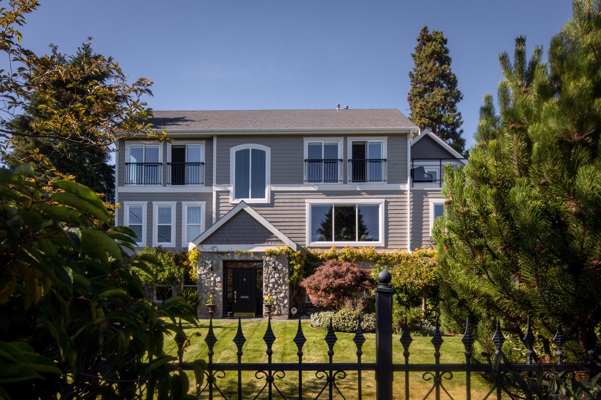 BEAUTIFULLY DESIGNED VICTORIA HOME ON LARGE LOT British Columbia