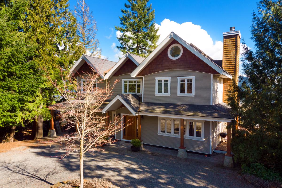 BOWEN ISLAND FAMILY HOME WITH VIEWS British Columbia Luxury Homes